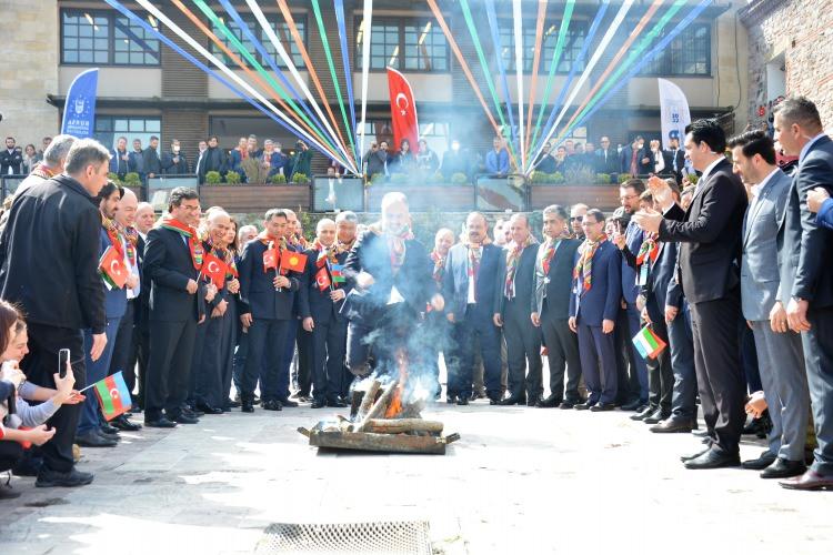 <p>Bursa'nın medeniyetler diyarı olduğunu ve kültür başkenti ilan edildiğini hatırlatan Ersoy, şöyle konuştu: "Bursa, tarihi dokusu ve doğal güzellikleriyle, Türk kültürünü ve mimarisini yansıtan güzide şehirlerimizdendir. Bursa ilimiz kültürel mirasının zenginliği ile ayrıcalıklı bir noktadadır. </p>