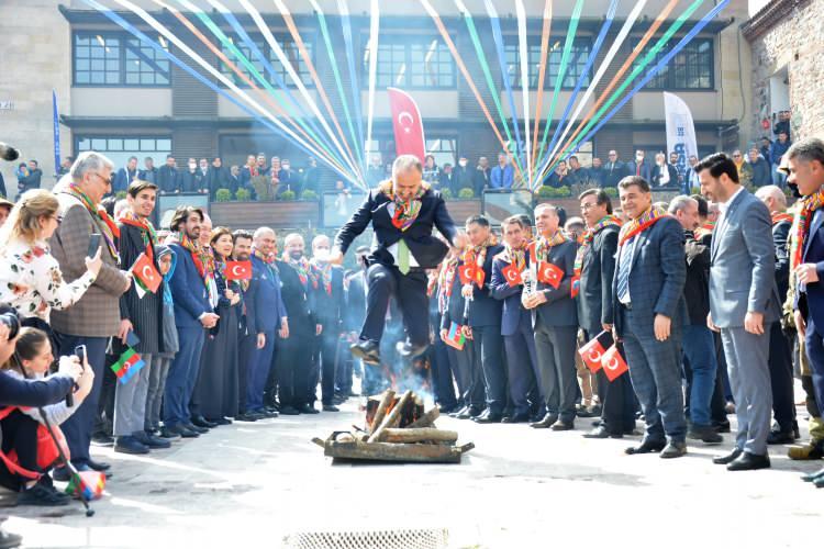 <p>Bursa’nın sahip olduğu bütün bu özellikleriyle yıl boyunca Türk Dünyası Kültür Başkenti sancağını başarı ile taşıyacağına gönülden inanıyorum. Bizler de 2022 yılı boyunca yapılacak kültür ve sanat etkinliklerinde Bursa’ya destek olmaya devam edeceğiz.</p>