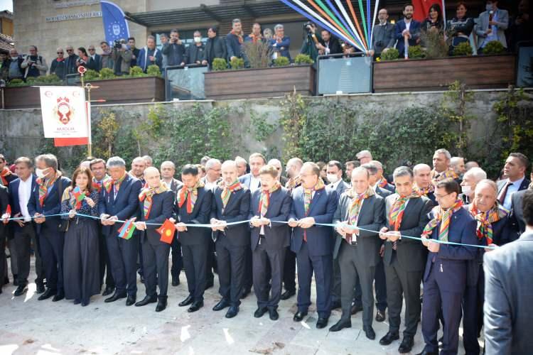 <p>Bütün bir yıl boyunca şahit olacağımız çok sayıdaki kültür ve sanat etkinliklerinden ilki olan bu önemli gecede Türk Dünyasının her köşesinden gelerek bu muhteşem gösteriyi mümkün kılan tüm kıymetli sanatçılara ve emeği geçenlere teşekkür ediyorum."</p>