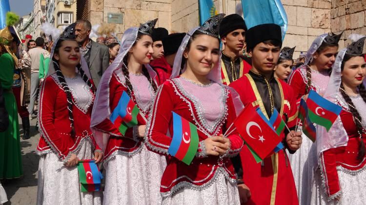 <p>Bizim ecdadımız arkasında köprüler bıraktı, sebiller bıraktı, camiler, medreseler, külliyeler bıraktı"</p>
<p>TÜRKSOY bünyesinde yürütülen çalışmaları çok değerli bulduklarını belirten Ersoy, dünyanın içinden geçtiği zor süreçte, savaşların, işgallerin, milyonlarca insanın kendi vatanını terk etmek zorunda kaldığı bir dönemde yürüttükleri ortak çalışmaların çok daha derin bir anlam taşıdığını kaydetti.</p>