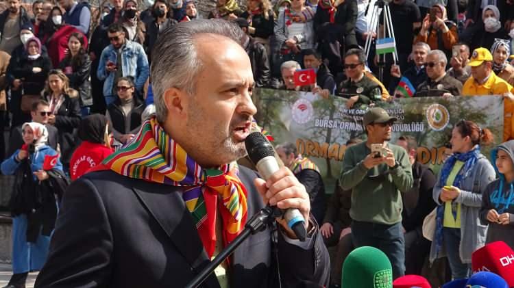 <p>İnsanlığın, adaleti ve merhameti her şeyin üzerinde tutan Türk dünyasının sözüne daha fazla ihtiyaç duyduğunu belirte Ersoy, şunları aktardı:</p>
<p>"Unutmamalıyız ki dünyanın bir kısmı tarihin en karmaşık dönemlerini yaşarken altın çağ bizim medeniyet havzamızda yaşanıyordu.</p>