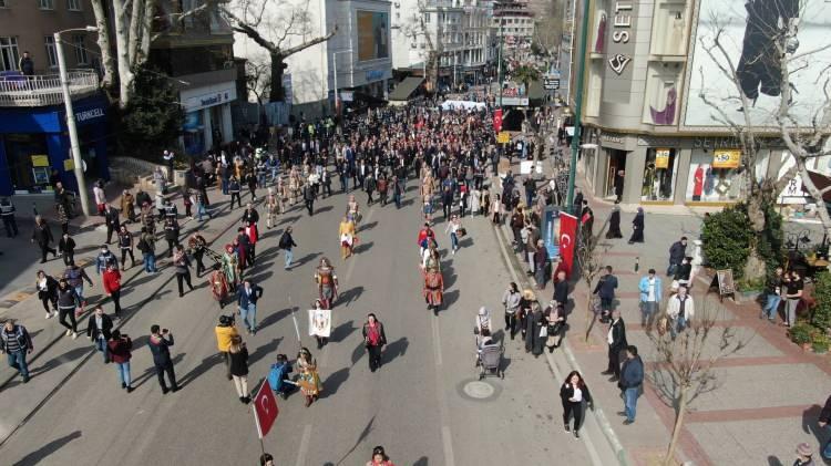 <p>2022 Türk Dünyası Kültür Başkenti unvanının Bursa'ya ve Türk dünyasına hayırlı olması temennisinde bulunan Ersoy, "İlişkilerimizin güçlenmesi, kardeşlik hukukunun gereği olarak ortak hareket etmemiz ve yeni açılımlar geliştirmemiz bugüne ve geleceğe güvenle bakmamızın teminatı olmuştur. Kültürel alanda ortaya koyduğumuz perspektif Türk dünyasının birlik ve beraberliğinin gelişmesine çok büyük bir katkı sağlamaktadır." dedi.</p>