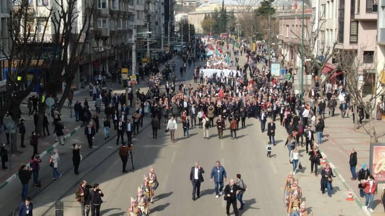 <p>- Türk Devletleri Teşkilatı Aksakallar Konseyi Başkanı Binali Yıldırım, "Birbirimize kenetleneceğiz, kardeşliğimizi gözümüzün içi gibi koruyacağız. Ancak bir olursak, iri olursak, diri olursak hiç kimse bize bir şey yapamaz." dedi.</p>

<p>Uluslararası Türk Kültürü Teşkilatınca (TÜRKSOY) "2022 Türk Dünyası Kültür Başkenti" ilan edilen Bursa'da TOFAŞ Spor Salonu'nda düzenlenen programda konuşan Yıldırım, bugünlerde bölgede can sıkıcı olayların yaşandığını kaydetti.</p>
