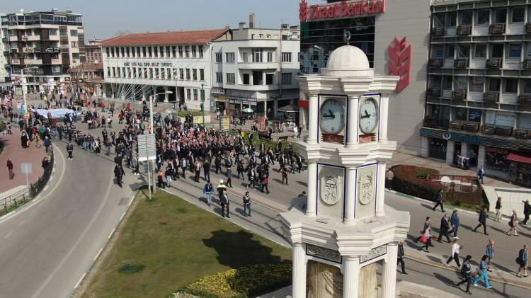 <p>Büyük acıların yaşandığını ifade eden Yıldırım, şöyle konuştu:</p>

<p>"Bu da bize daha güçlü olmamız gerektiğini söylüyor. Birbirimize kenetleneceğiz, kardeşliğimizi gözümüzün içi gibi koruyacağız. Ancak bir olursak, iri olursak, diri olursak hiç kimse bize bir şey yapamaz. Bursa bugün tarihi bir an yaşıyor. Bursa, Türk Devletleri Teşkilatı içinde her yıl belirlenen kültür baş şehri olarak ilan edildi. Dolu dolu bir seneyi geçireceğiz. Dünya Göçebe Oyunları yine Bursa İznik'te yapılacak."</p>
