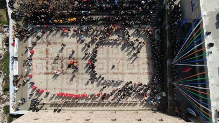 <p>Yıldırım, Bursa'nın üreten, ürettiğiyle de Türkiye'ye katkı sağlayan bir şehir olduğunu belirterek, "Buraya gelirken 45 dakikada Osmangazi Köprüsü'nü geçerek geldim. Artık yolları böldük, gönülleri birleştirdik. Bursa ile İstanbul'u da birbiriyle buluşturduk." diye konuştu.</p>
<p>Türk Devletleri Teşkilatı'nın her geçen gün büyümeye devam ettiğini aktaran Yıldırım, "İnşallah yakında Kuzey Kıbrıs Türk Cumhuriyeti'ni de Türk devletleri içinde göreceğiz." dedi.</p>