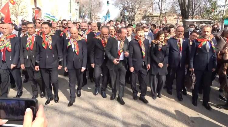 <p>Dünyanın çok hızlı bir değişimden geçtiğini belirten Amreyev, "Küresel ve bölgesel düzeyde önemli gelişmeler yaşanmaktadır. Bu gelişmeler, Türk dünyasında işbirliği ve entegrasyonu daha önemli hale getirmektedir. Türk Devletleri Teşkilatı olarak, Türk dünyasını daha da birleştirmeyi ve küresel sınamalar karşısında daha güçlü hale getirmeye çalışıyoruz." ifadelerini kullandı</p>
