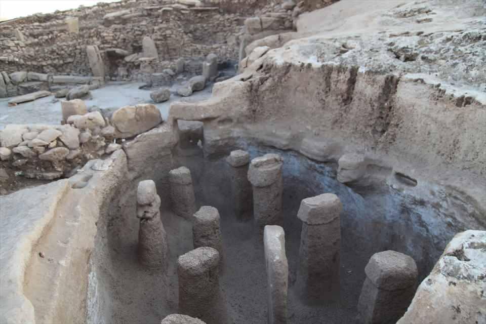 <p>. Bunlardan birkaçında kazılara da başlandı. Çok kısa sürede Göbeklitepe ve Karahantepe'den hiç bilmediğimiz kalıntılara da rastladık. Dolayısıyla Şanlıurfa'nın Neolitik çağdaki yerleşimcileri burada çok renkli bir dünyanın olduğunu, çok zengin bir yaşam biçimine sahip olduklarını gösterdi. Bu kalıntıların günümüze ulaşacak denli iyi korumuş olmaları da hayli dikkat çekicidir."</p>
<p> </p>