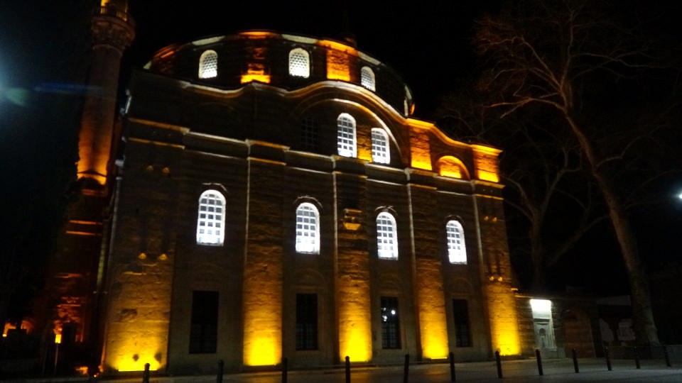 <p>Vatandaşımız da Emirsultan Hazretleri'ne saygıdan dolayı bu durumu memnuniyetle karşılıyor. Bu yüzyıllardır böyle giden bir olay. Bir sonraki nesillerimizde saygıdan dolayı bu geleneği devam ettireceklerine inanıyorum'' dedi.</p>
