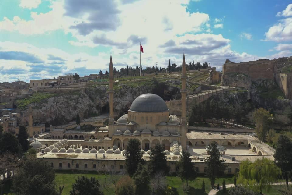 <p><em><strong>Tolan, Şanlıurfa'da ramazanın coşkusunun çok farklı olduğuna işaret ederek, şöyle konuştu:</strong></em></p>

<p>"Bunun yanında şehrimizin kendine özgü örf ve adetleri var. Şanlıurfa'da orucu tutup da yiyecek bakımından sıkıntı yaşayacak kimse olmaz. </p>
