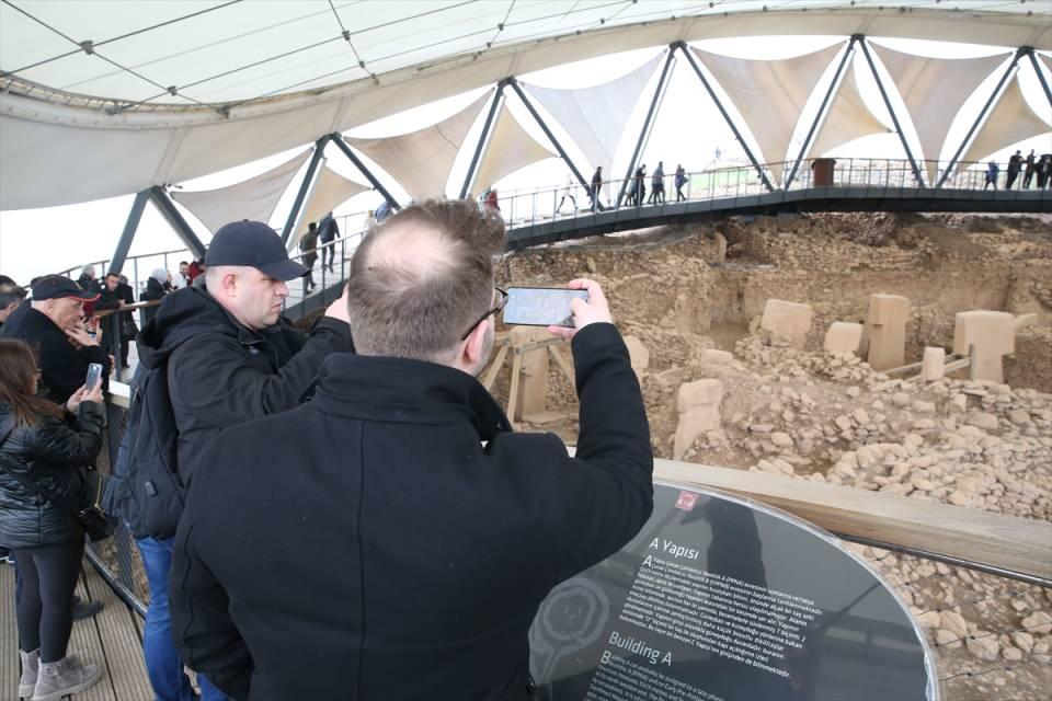 <p>Göbeklitepe ve Karahantepe ören yerlerinde yapılan kazılara başkanlık eden Prof. Dr. Necmi Karul, AA muhabirine, "tarihin sıfır noktası" olarak nitelendirilen Göbeklitepe'nin, dünyada geniş yankı uyandırdığını söyledi.</p>
<p> </p>