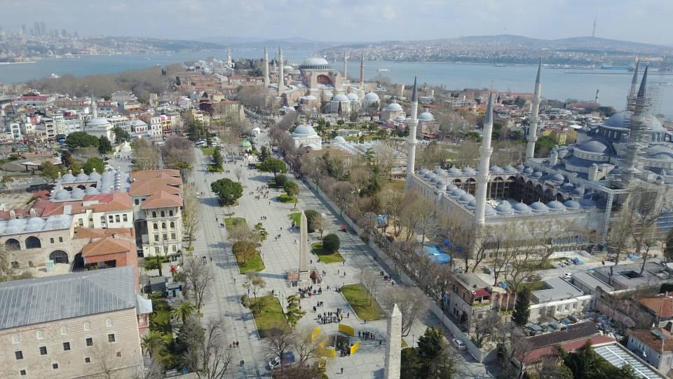<p> İstanbul'daki en önemli tunç eserimiz bu. Anıt birbirine sarılmış 3 yılandan oluşmakta. Üzerinde normal şartlarda yılan başlarını görmemiz gerekiyor ama onlar 16-17'nci yüzyıla kadar varlığını sürdürmüş ve daha sonra tahrip olmuş. </p>

