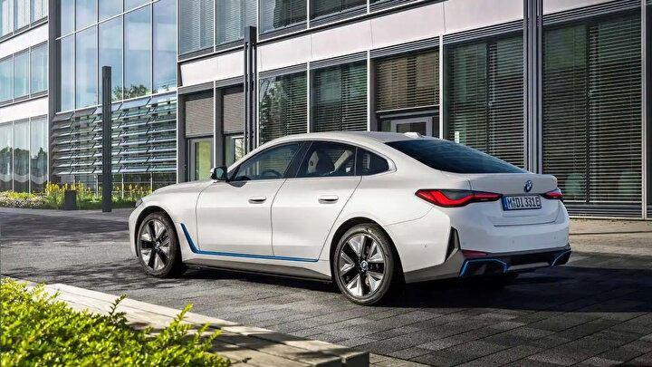 <p><strong>İKİ FARKLI VERSİYON</strong><br />
<br />
Geçtiğimiz yıl tanıtılan BMW i4, iki farklı versiyonla Türkiye'de satışa sunuldu.</p>
