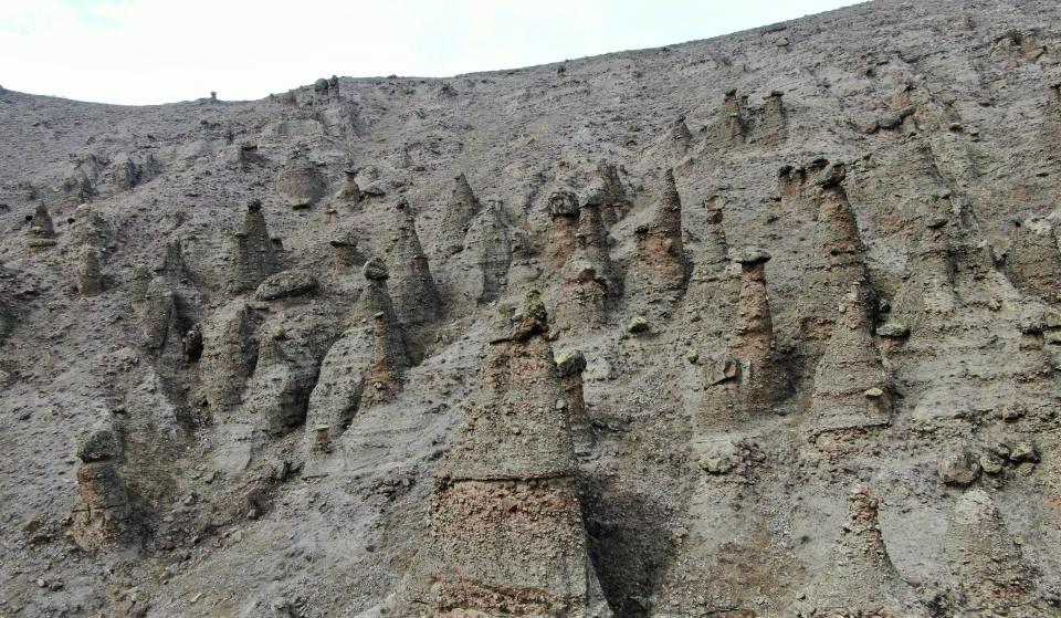 <p>Peribacalarının hemen yanı başında bulunan Sakeli köyünde de tarihi kaya yerleşimleri yer alıyor. </p>
