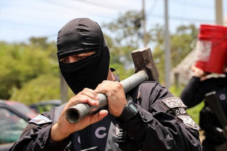 <p>El Salvador'un La Libertad bölgesindeki Quezaltepeque Hapishanesi'nde kalan "Mara Salvatrucha MS" ve "Mara Barrio 18" adlı çetelerin üyesi mahkumlar, güvenlik ekipleri tarafından üst ve eşya aramasına tabi tutuldu.</p>
<p> </p>
