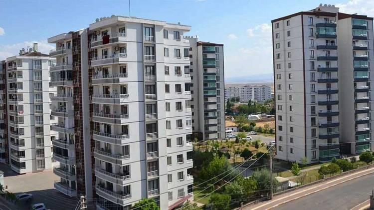 <p><strong>5) Kentsel dönüşüm kapsamındaki konutlarda KDV oranı değişecek mi?</strong></p>

<p>Kentsel dönüşüm kapsamındaki net alanı 150 m2’ye kadar olan konutlarda uygulanmakta olan yüzde 1 KDV oranı aynen muhafaza ediliyor, bundan sonraki dönemlerde de yüzde 1 KDV hesaplanmaya devam edilecek.</p>

<p>Ancak, kentsel dönüşüm mevzuatı kapsamında inşa edilen ve net alanı 150 m2’yi aşan konutlarda, 150 m2’ye kadar yüzde 1, aşan kısım için yüzde 18 KDV hesaplanacak.</p>
