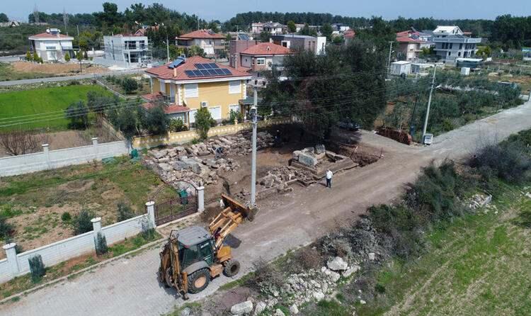 <p>Antalya'da sokak arasında ve yola bitişik bir arsada Roma dönemine ait mezarlık bulundu. İki metrelik dev lahit parçasından yola çıkan kazı ekibi 1 ay içerisinde 3 lahit ve bir de anıt mezar buldu.</p>
