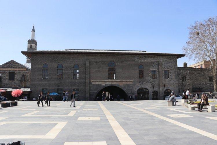 <p>Muş'tan gelen misafirlerini On Gözlü Köprü'ye getirdiğini söyleyen Seyhan Sevilgen, "Herkese hayırlı ramazanlar diliyorum. Misafirlerimiz geldi. </p>
