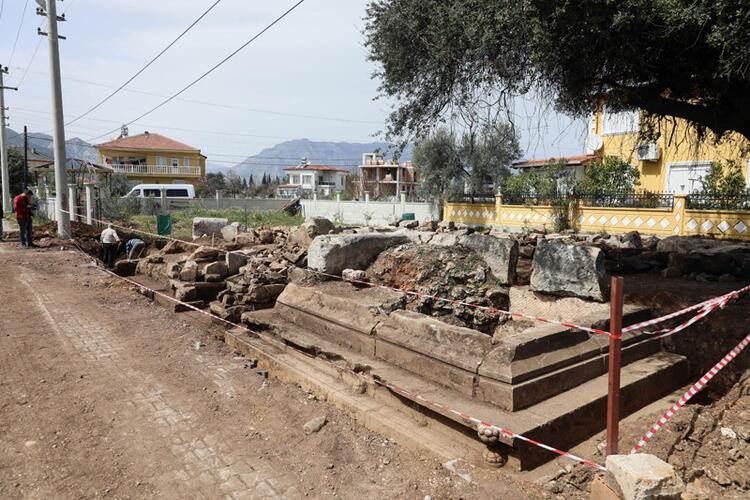 <p>Antalya'da sokak arasında ve yola bitişik bir arsada Roma dönemine ait mezarlık bulundu. İki metrelik dev lahit parçasından yola çıkan kazı ekibi 1 ay içerisinde 3 lahit ve bir de anıt mezar buldu.</p>
