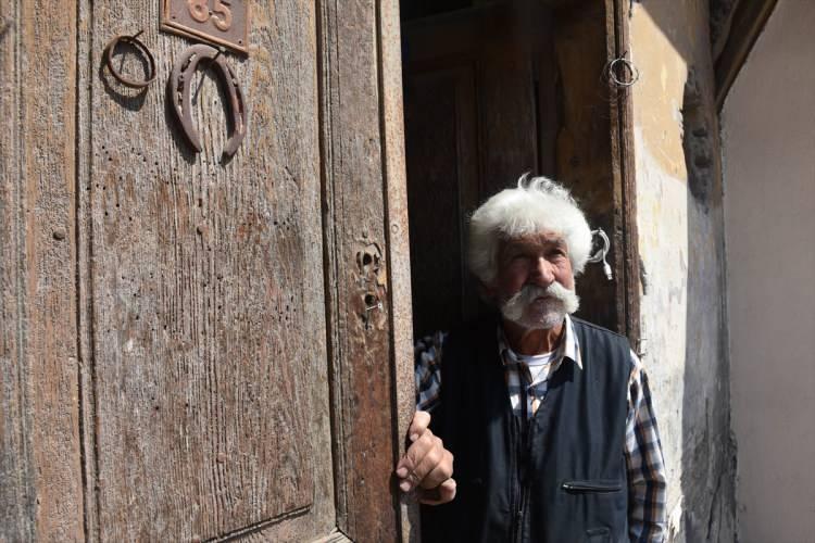 <p>Atölyesinde tarım aletlerinden balkon, pencere ve kapı korkuluklarına kadar çok sayıda malzemenin kaynağını yaptığını anlatan Yoldaş, bu iş sayesinde iki çocuğunu okuttuğunu belirtti.</p>
<p> </p>