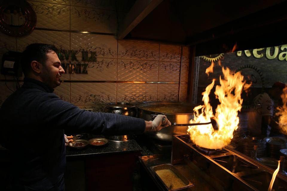 <p>Ramazana sayılı günler kala Gaziantep'te kebap ve tatlıcılar, son hazırlıklarını tamamladı. İşletmeler, misafirlerini iftar ve sahurda ağırlamak için gün sayıyor.<br />
 </p>
