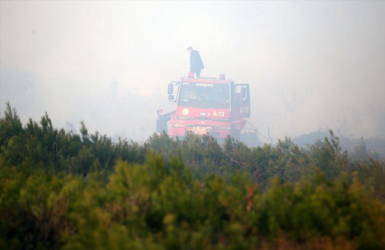 <p>Dağyenice Mahallesi'ndeki yangını kontrol altına alan ekipler, Karaislah Mahallesi yakınında örtülük alanda başlayarak ormana yayılan yangının söndürülmesi için çalışmalarını sürdürüyor.</p>

