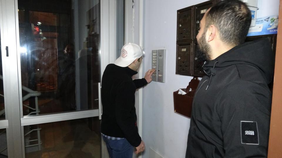 <p>Emirsultan Hazretleri'ne saygıdan dolayı ve peygamber torunu olduğu için mahallemizde kesinlikle davul çalınmamakta. Mahalle sakinlerimizi davulcularımız sahura ''pilava pilava' diyerek zile basarak kaldırmaktadır. </p>
