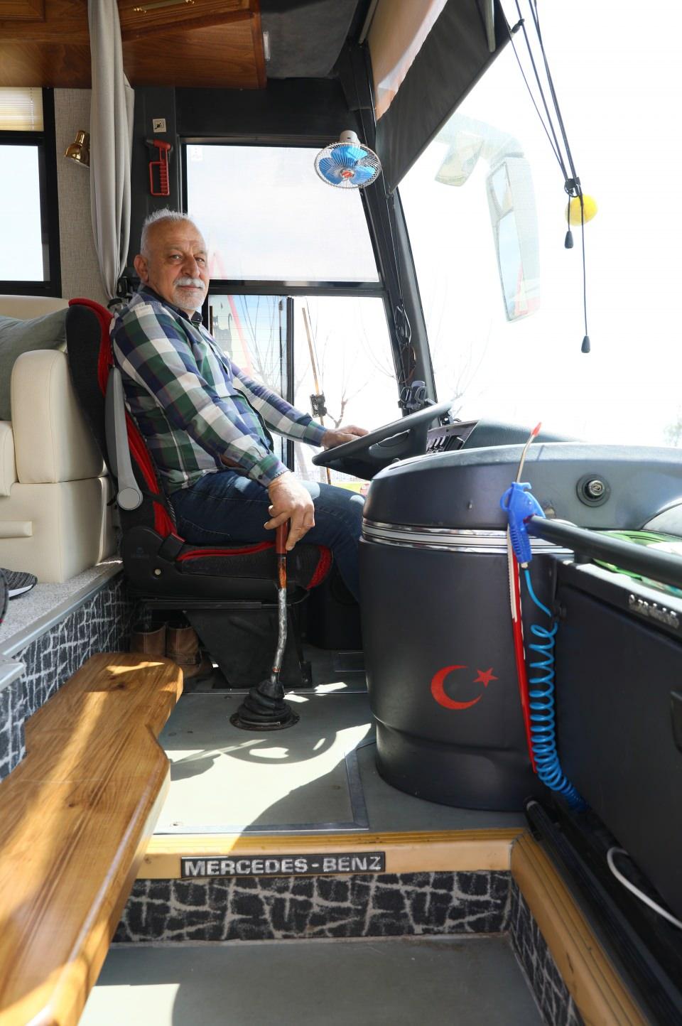 <p>İstanbul'da yaşayan mimar Selçuk Aslan, 10 yıl önce emekli olup Antalya'ya yerleşti. Çalıştığı süre boyunca karavan yaşantısını hayal eden Aslan, emekli olunca karavan arayışına girişti. İstediği büyüklükte, zevkine göre döşenmiş bir karavan bulamayan Aslan, kendi karavanını tasarlamaya karar verdi. Yıllarca yolcu taşıyan bir otobüsü satın alan Selçuk Aslan, içini tamamen kendisi tasarladı.</p>

<p> </p>
