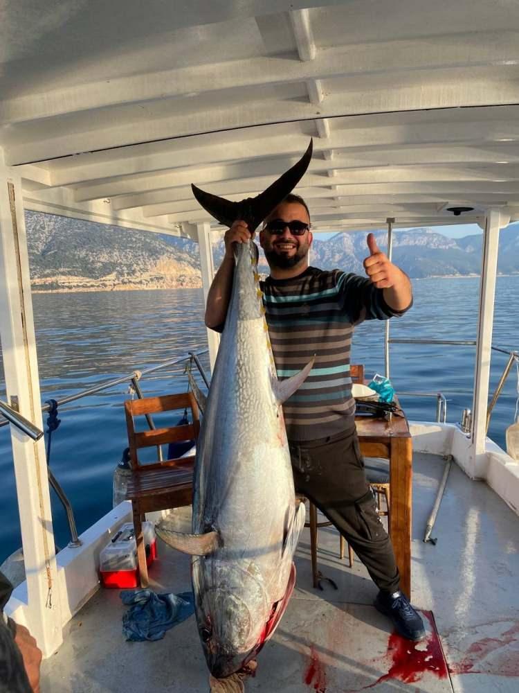 <p>Antalya’da yıllardır amatör balıkçılık yapan Yusuf Kara, Mustafa Genç ve Gökhan Gencer, sabah erken saatlerde kendilerine ait özel tekne ile balık tutmak için Antalya Balıkçı Barınağı’nda hareket etti. Üç balıkçının makaralı oltasına hareket ettikten kısa bir sonra Antalya açıklarında dev bir balık yakalandı. </p>
