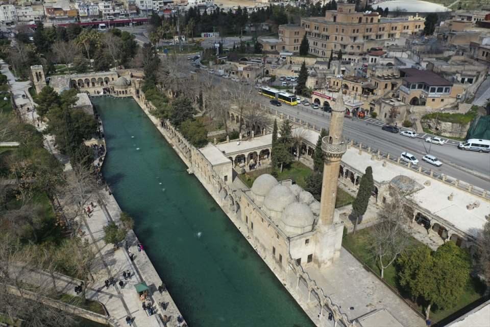 <p>Dünya inanç turizminin önemli merkezleri arasında yer alan Şanlıurfa'da, on bir ayın sultanı ramazan için hazırlıklar tamamlandı.</p>

<p> </p>
