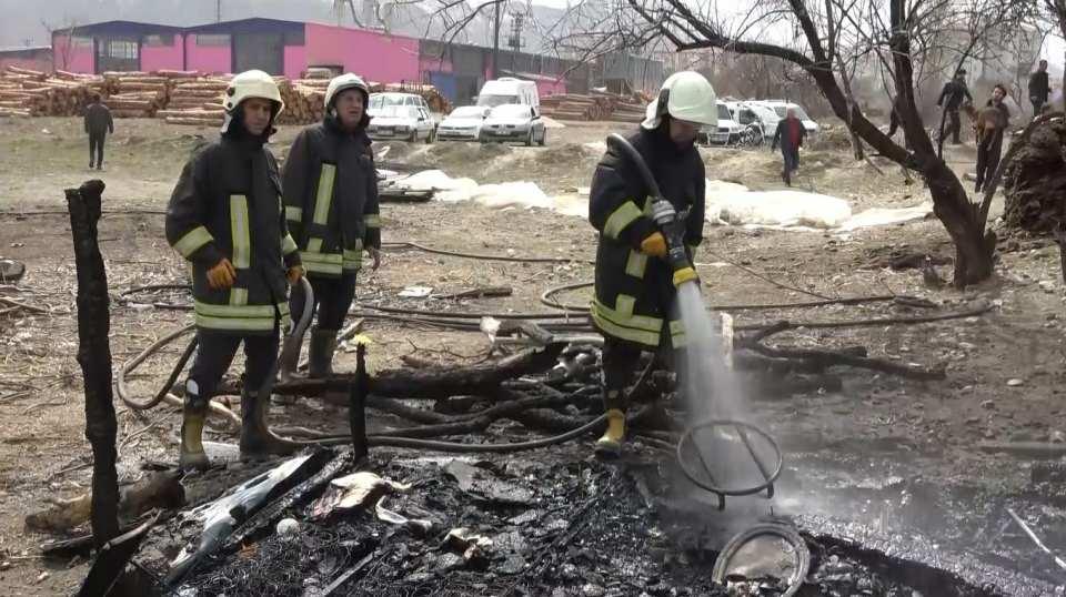 <p>Bu anlarda ise koyunlarının telef olduğunu gören Hasan Yavuz’un eşi Dudu Yavuz sinir krizi geçirerek hastaneye kaldırıldı. Ekiplerin yangın yerinde canlı kalan hayvanları kurtarmaya çalışmasıyla adeta can pazarı yaşandı.</p>
