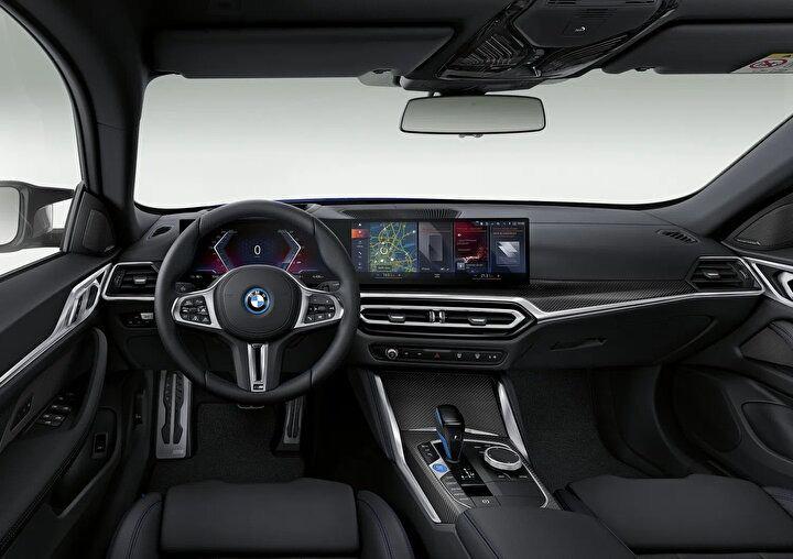 <p>Yansıma önleyici cama sahip olan bu panel BMW'nin gelişmiş iDrive 8 işletim sistemiyle çalışıyor.</p>
