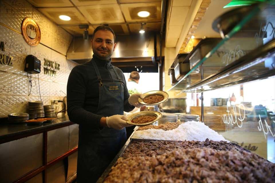 <p>İşletmelerin ramazan menülerinde ara sıcakların dışında daha çok beyran, lahmacun, kebap, katmer ve baklava gibi lezzetler yer alıyor.<br />
Kebap ustası Ahmet Çadır, AA muhabirine, yeni tip koronavirüs salgını nedeniyle 2 yıldır ramazanı buruk geçirdiklerini söyledi.<br />
 </p>

