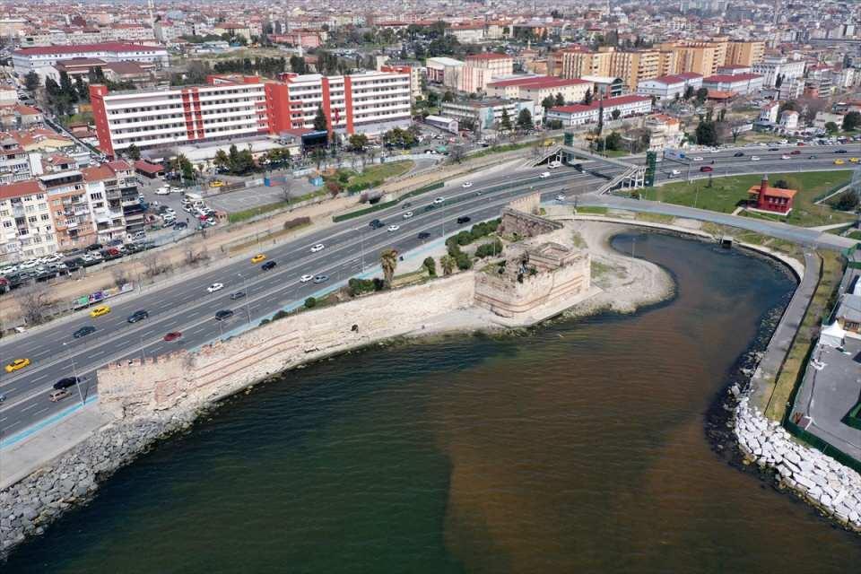 <p>Burcu Akşehirli ise ailesiyle sahil kenarına temiz hava almak için geldiğini belirterek, denizi temiz tutmak için vatandaşların özenli davranması gerektiğini söyledi.</p>

<p> </p>
