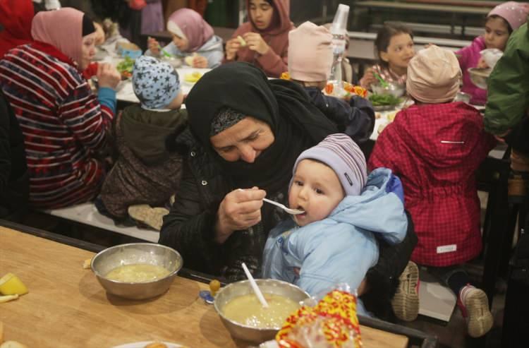 <p>Kiev bölgesindeki Çayki köyünde bulunan Kırım Müslümanları Merkezi'nde, ramazan ayının ilk iftarı dolayısıyla düzenlenen programa Kırım Müftüsü ve Kırım Müslümanlar İdaresi Başkanı Ayder İsa Oğlu Rüstemov, merkezin yetkilileri ile Müslümanlar katıldı.</p>
