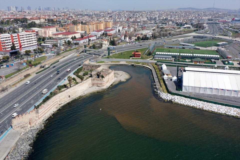 <p>Çevre sakinlerinden Faruk Köle de bu kirliliği insanların yaptığına dikkati çekerek, herkesin duyarlı olması gerektiğini kaydetti.</p>
