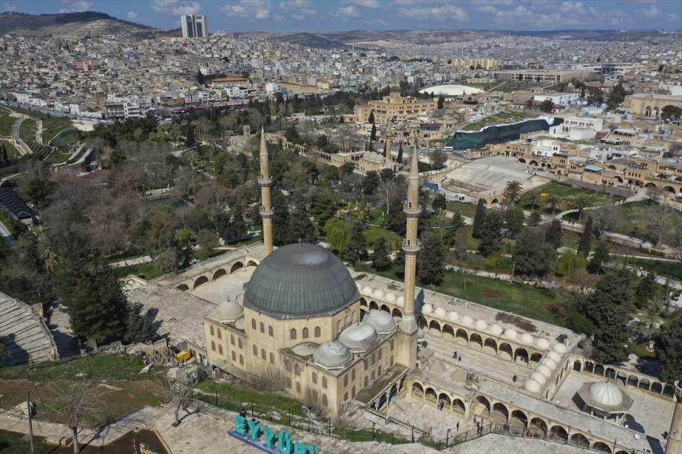 <p>Şanlıurfa'nın önemli inanç merkezleri arasında yer aldığını ve 14 civarında peygamberin bu bölgeden geçtiğinin rivayet edildiğini anımsatan Tolan, "İl genelinde 2 bin 107 camimiz var. </p>
