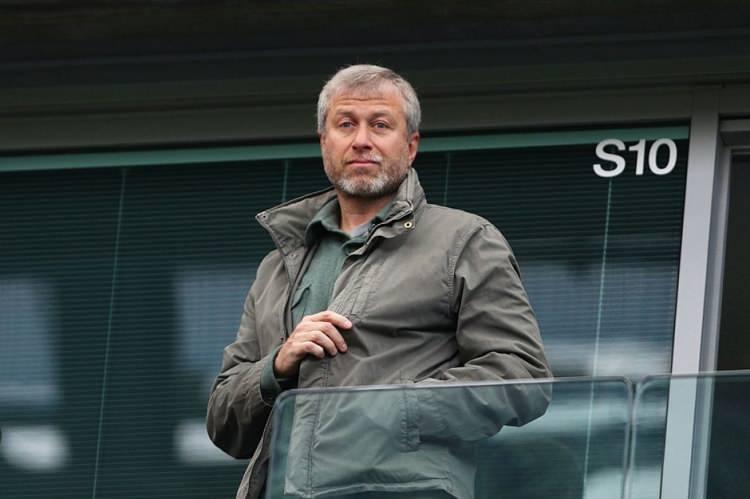 <p>Diğer taraftan, Rusya’nın eski devlet başkan Boris Yeltsin'in müttefiki olan Abramovich, Moskova'nın Sovyet sonrası siyasi sahnesinde bir oyuncu oldu. Yeltsin 1999'da istifa ettiğinde, Abramovich'in eski KGB casusu Vladimir Putin'i Yeltsin’in halefi olarak destekleyenler arasında olduğu bildirildi.</p>