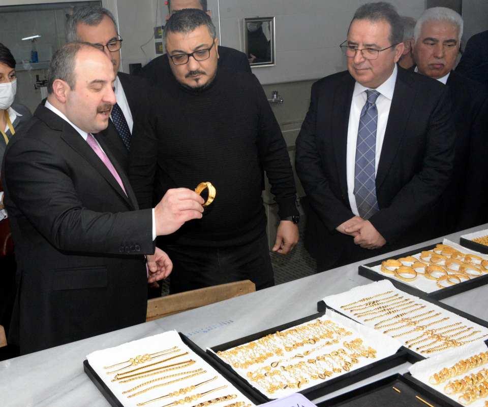 <p>Kahramanmaraş Kuyumcular Odası Başkanı Hacı Mustafa Öz, kuyumcu atölyelerinde takı üretimi sırasında her yıl ortalama 5 kilo altının toz halinde kanalizasyona karıştığını söyledi. </p>
