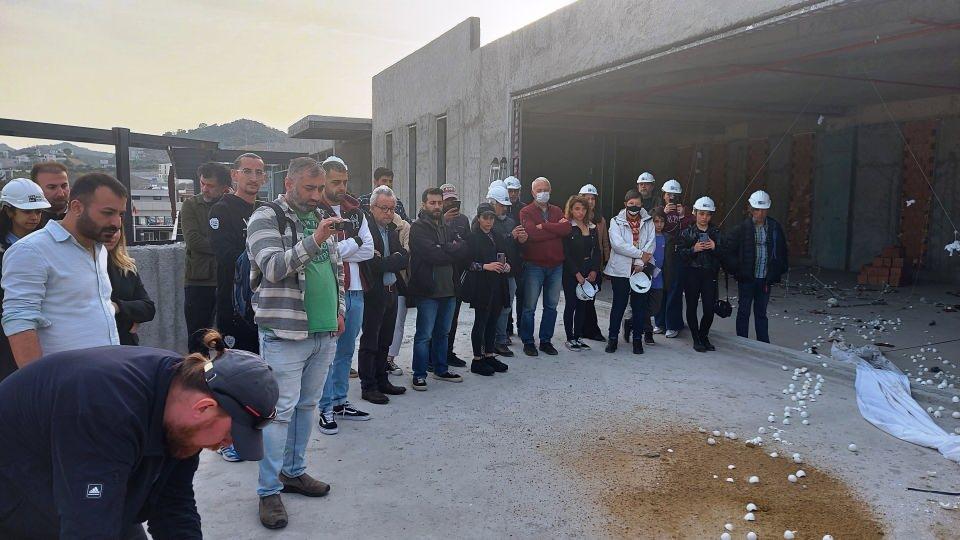 <p>Muğla Sıtkı Koçman Üniversitesi Güzel Sanatlar Fakültesi Yüksek Lisans Bölümü öğrencisi Menderes Öngenç, “Bu sanat çalışması tez projemdi. Bir bireyin, yuva ve evle bütünleşebilmesi için karşılaştığı zorluklarla ya da kendi geçmişiyle kendi memleketine özlemle hatırlanan bir duyguyu dile getirdim.</p>