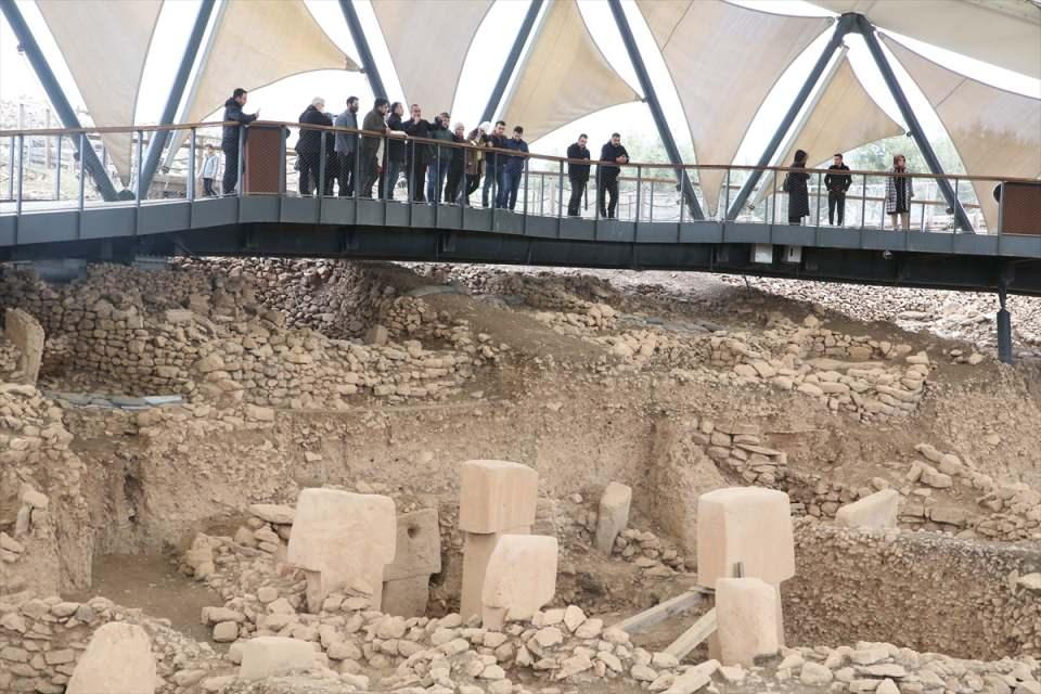 <p>Göbeklitepe'deki dikili taşların benzerlerine Karahantepe'de de rastladıklarını belirten Karul, Şanlıurfa'da kazı çalışmalarının yoğun şekilde sürdüğü Göbeklitepe, Karahantepe, Sayburç ve Sefertepe'ye ek olarak Gürcütepe, Taşlıtepe, Harbetsuvan Tepesi, Ayanlar Höyük, Çakmaktepe, Yeni Mahalle, Kurttepesi, Nevali Çori'de de belirli bir plan dahilinde kazıların gerçekleştirileceğini ifade etti.</p>

<p> </p>
