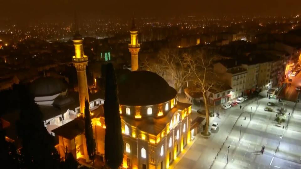 <p>Merkez Yıldırım ilçesinde bulunan Emirsultan Hazretleri’nin türbesinin yanında camisinin olduğu ve kendi adının da verildiği Emirsultan Mahallesi'nde yıllardır vatandaşların sahura kalkması için davul çalınmıyor. </p>
