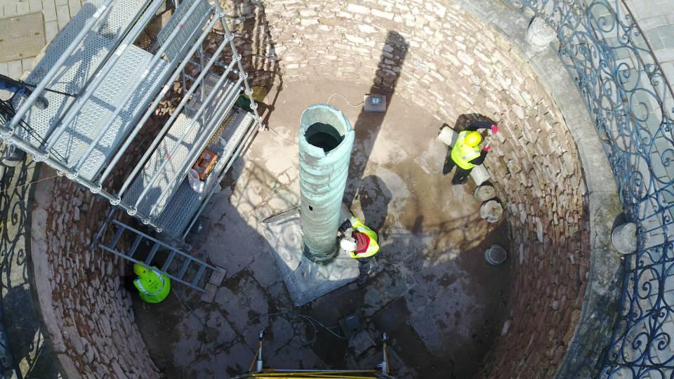 <p><strong>KORUYUCU ALAN RESTORE EDİLECEK; SÜTUNA KONSERVATİF MÜDAHALE YAPILACAK </strong></p>
<p>İBB Miras ekibi olarak Sultanahmet Meydanı'nda çalışmalar sürdürdüklerini dile getiren Bülbül, "Buradaki anıtların çevresinde metal bir koruyucu alanımız var. Etraflarında özgün kotu, eski orijinal zemini de görebiliyoruz. </p>