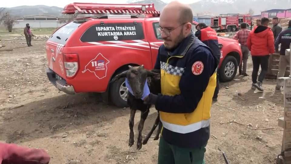 <p>Devletten yardım bekliyorum eşim krizde hastaneye kaldırıldı. Nasıl olacak bilmiyorum yardımcı olun’’ dedi.</p>
