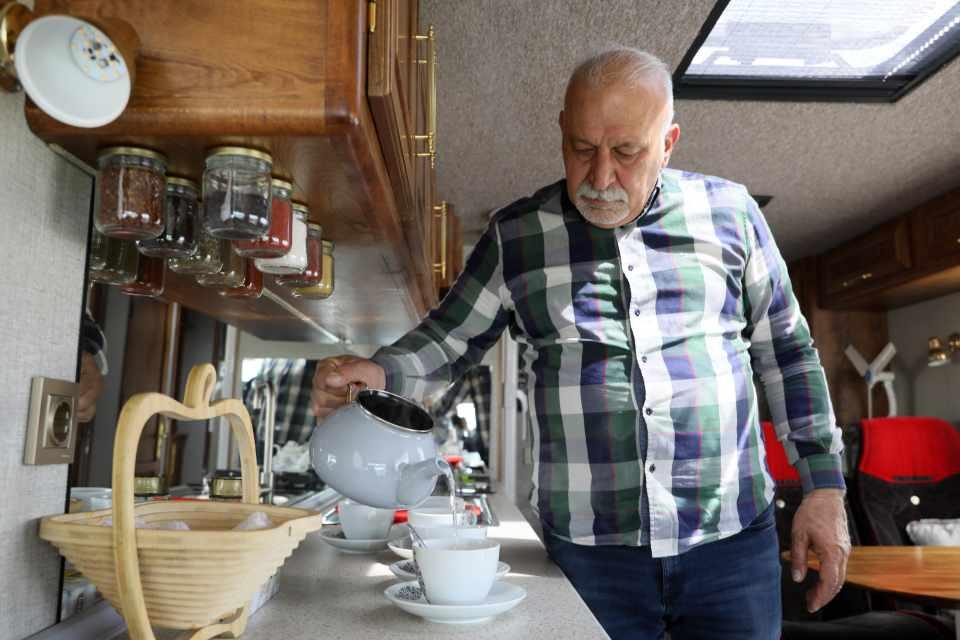 <p>Bazen deniz, bazen orman ya da sevdiklerimin yakınında bir yere park ediyorum. İstanbul'da yıllarca ev- iş arasında yaşamışız. Artık böyle bir hayat sürüyorum. Eve hiç gitmiyorum" dedi.</p>
