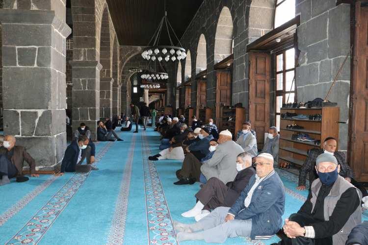 <p>Özellikle yaşlı vatandaşlar da Ulu Cami gibi tarihi camilerde ibadet ettikten sonra oturarak iftarı bekledi. </p>

<p> </p>
