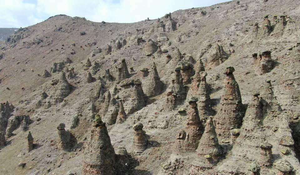 <p>Doğal güzelliği ile kartpostallık görüntüler oluşturan peribacaları dronla havadan görüntülendi.</p>
