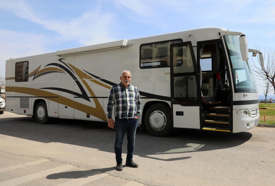 <p>Antalya'da, yolcu otobüsünü karavana çeviren emekli mimar Selçuk Aslan (62), Türkiye turuna çıktı. Aslan, Akdeniz'den başladığı turda, İstanbul dışında tüm illeri gezeceğini söyledi.</p>

<p> </p>
