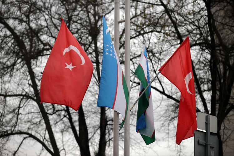 <p>Ziyaret öncesi kentin ana caddeleri Türk ve Özbekistan bayraklarıyla donatıldı.</p>

