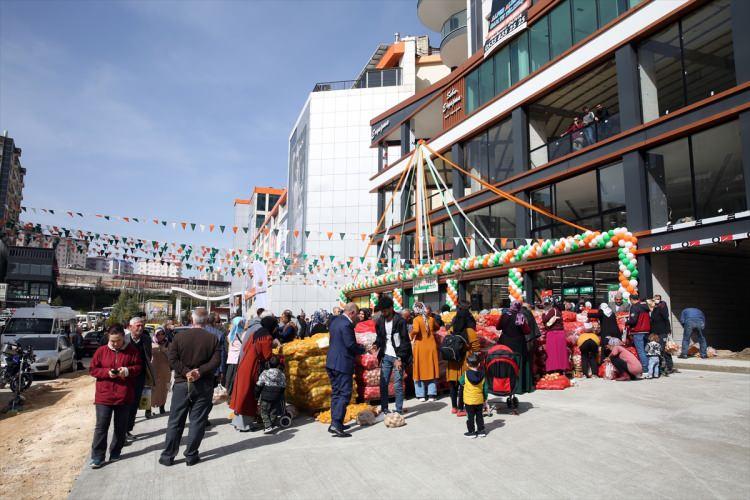 <p><strong>ARZ VE STOK SIKINTISI YOK</strong></p>
<p>Tarım Kredi Kooperatif Market, dün Mardin Artuklu'da 1.000'inci mağazasını açtı. Açılış sonrası konuşan Genel Müdür Yıldırım, "Fabrikalarımız tam kapasite ile çalışıyor.</p>