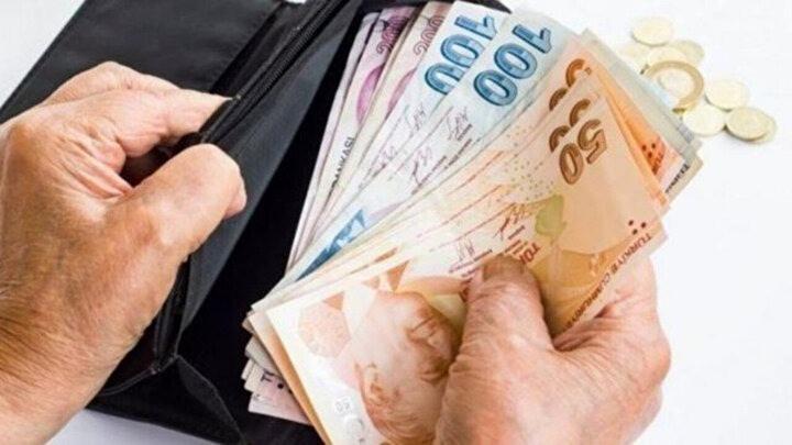 <p><strong>BAYRAM İKRAMİYESİ NEDİR?</strong></p>
<p>Bayram ikramiyesi, Ramazan ve Kurban bayramları öncesinde emeklilere ve SGK ilgili mevzuat kapsamında gelir veya aylık alan hak sahiplerine yapılan ödemedir. Emekli Bayram ikramiyesi Kaç Para? Emekli Bayram İkramiyesi Hesaplara Ne zaman Yatacak? Bu yıl Bayram ikramiyesi ile ilgili masada birkaç formül var.</p>